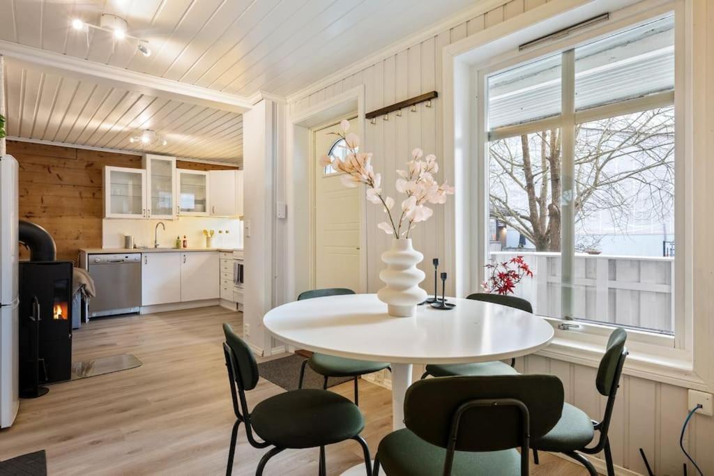 Central Apartment With Balcony, Self-Check In & Private Entrance Bergen Buitenkant foto