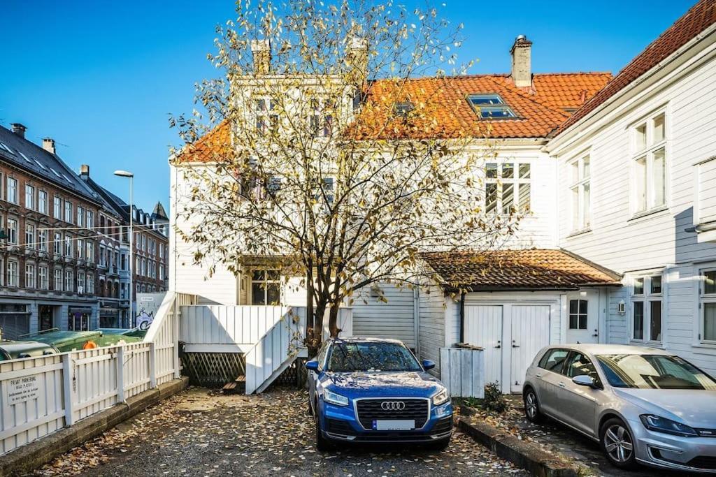 Central Apartment With Balcony, Self-Check In & Private Entrance Bergen Buitenkant foto