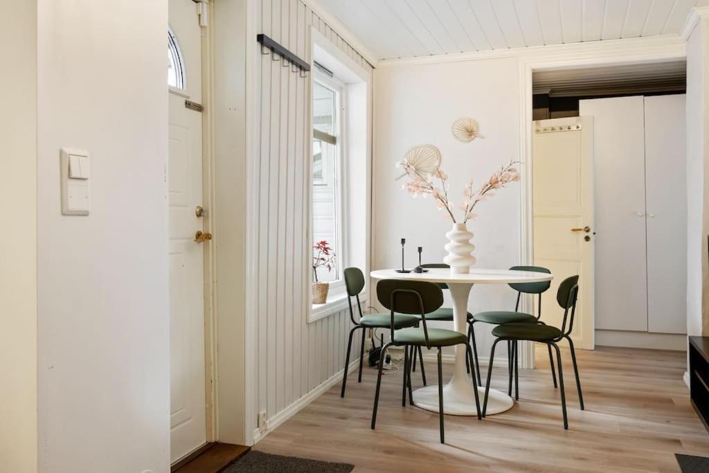 Central Apartment With Balcony, Self-Check In & Private Entrance Bergen Buitenkant foto