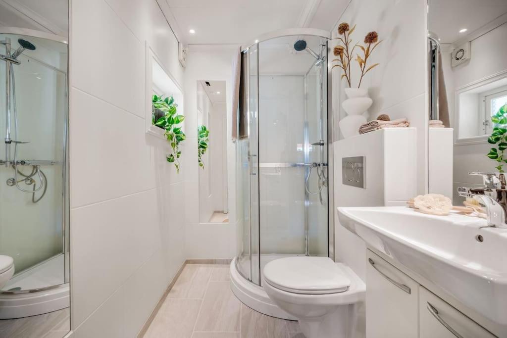 Central Apartment With Balcony, Self-Check In & Private Entrance Bergen Buitenkant foto