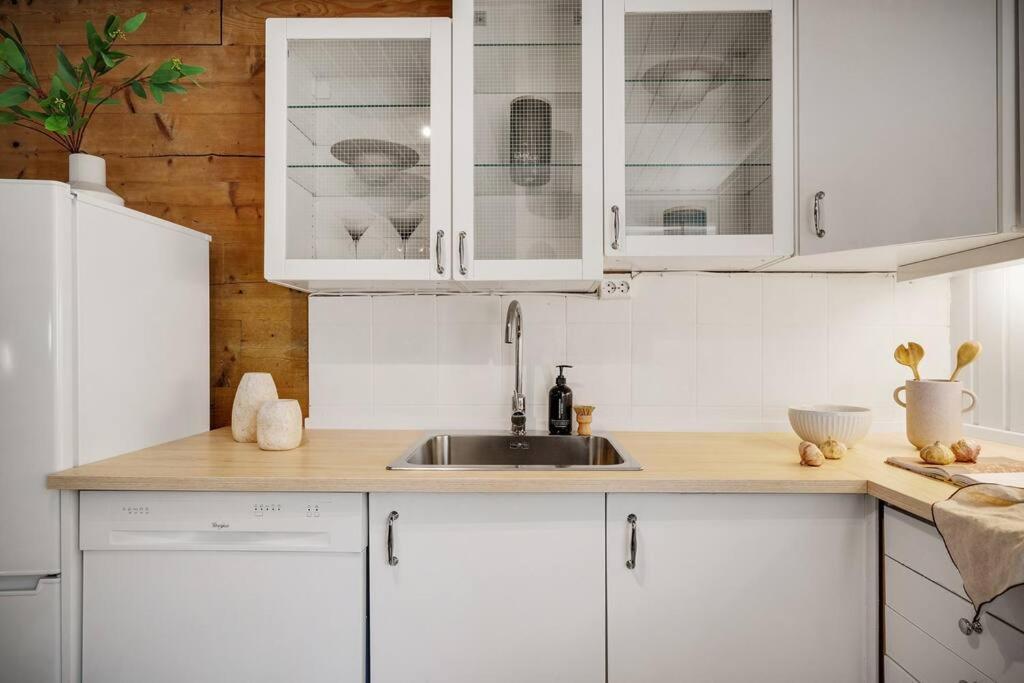 Central Apartment With Balcony, Self-Check In & Private Entrance Bergen Buitenkant foto
