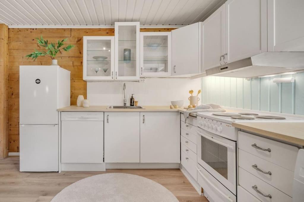 Central Apartment With Balcony, Self-Check In & Private Entrance Bergen Buitenkant foto
