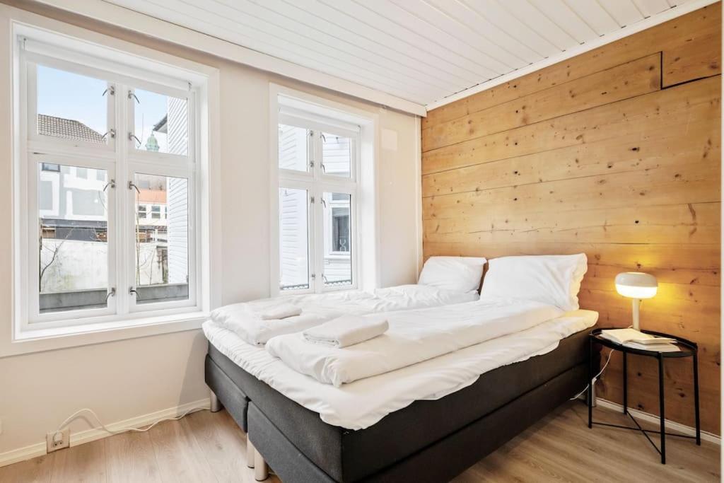 Central Apartment With Balcony, Self-Check In & Private Entrance Bergen Buitenkant foto
