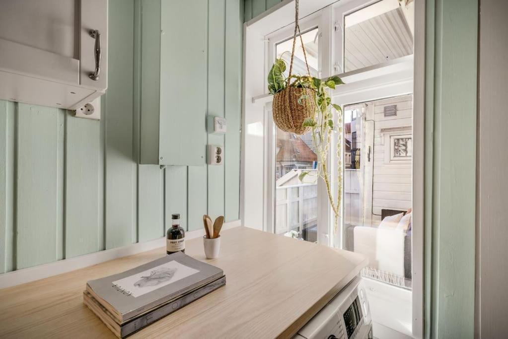 Central Apartment With Balcony, Self-Check In & Private Entrance Bergen Buitenkant foto