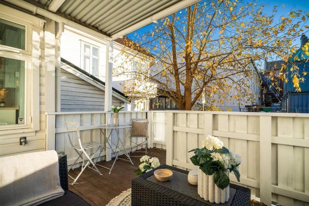 Central Apartment With Balcony, Self-Check In & Private Entrance Bergen Buitenkant foto