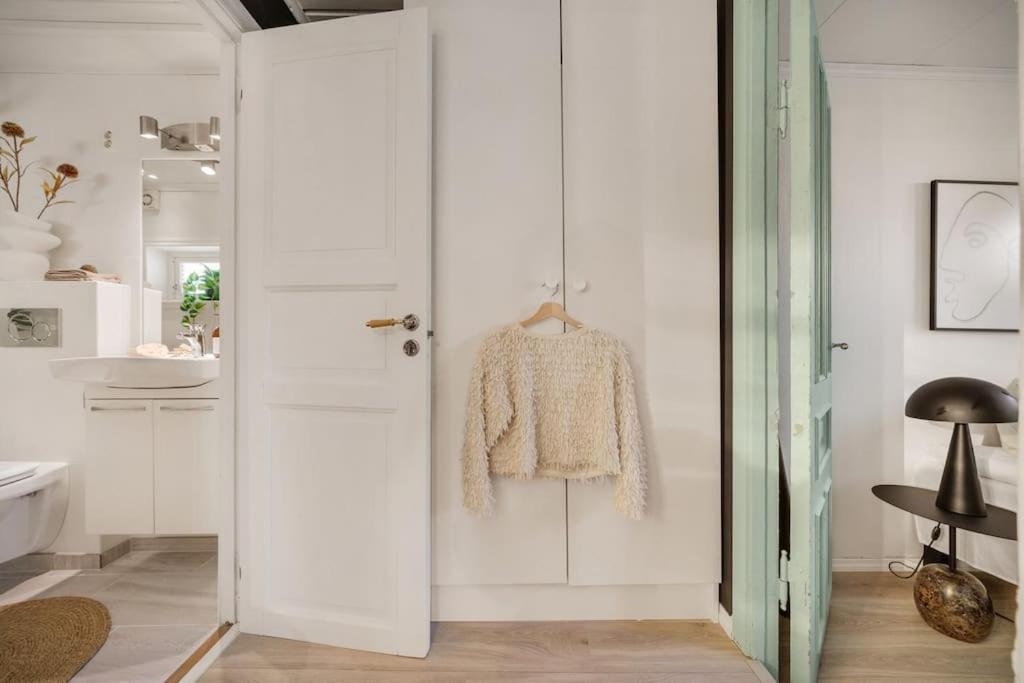Central Apartment With Balcony, Self-Check In & Private Entrance Bergen Buitenkant foto